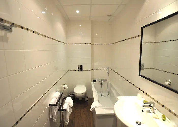 Brit Confort Bagnoles Normandie Отель 3*